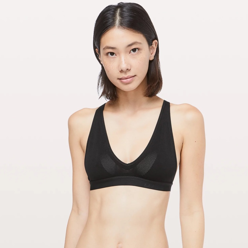 Lululemon A Little Bit Closer Bralette Black Large